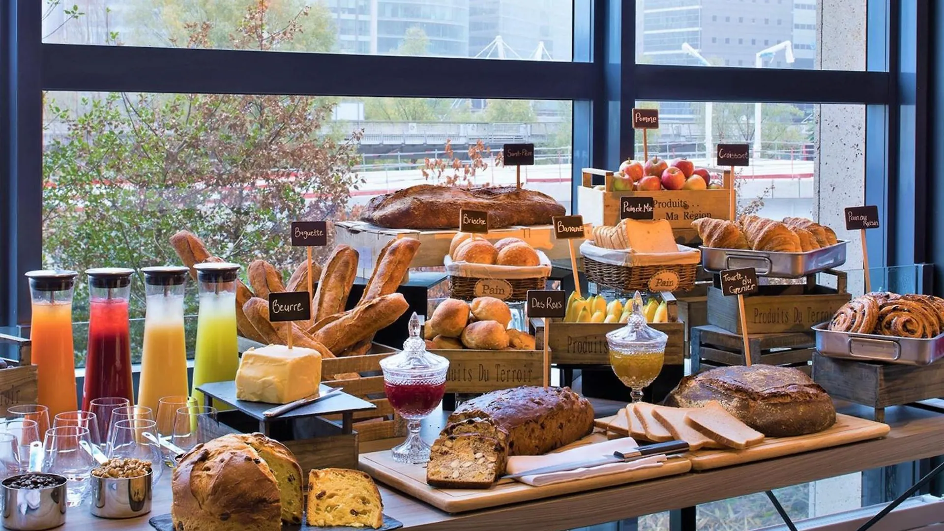 Hotel Renaissance Paris La Defense 4*