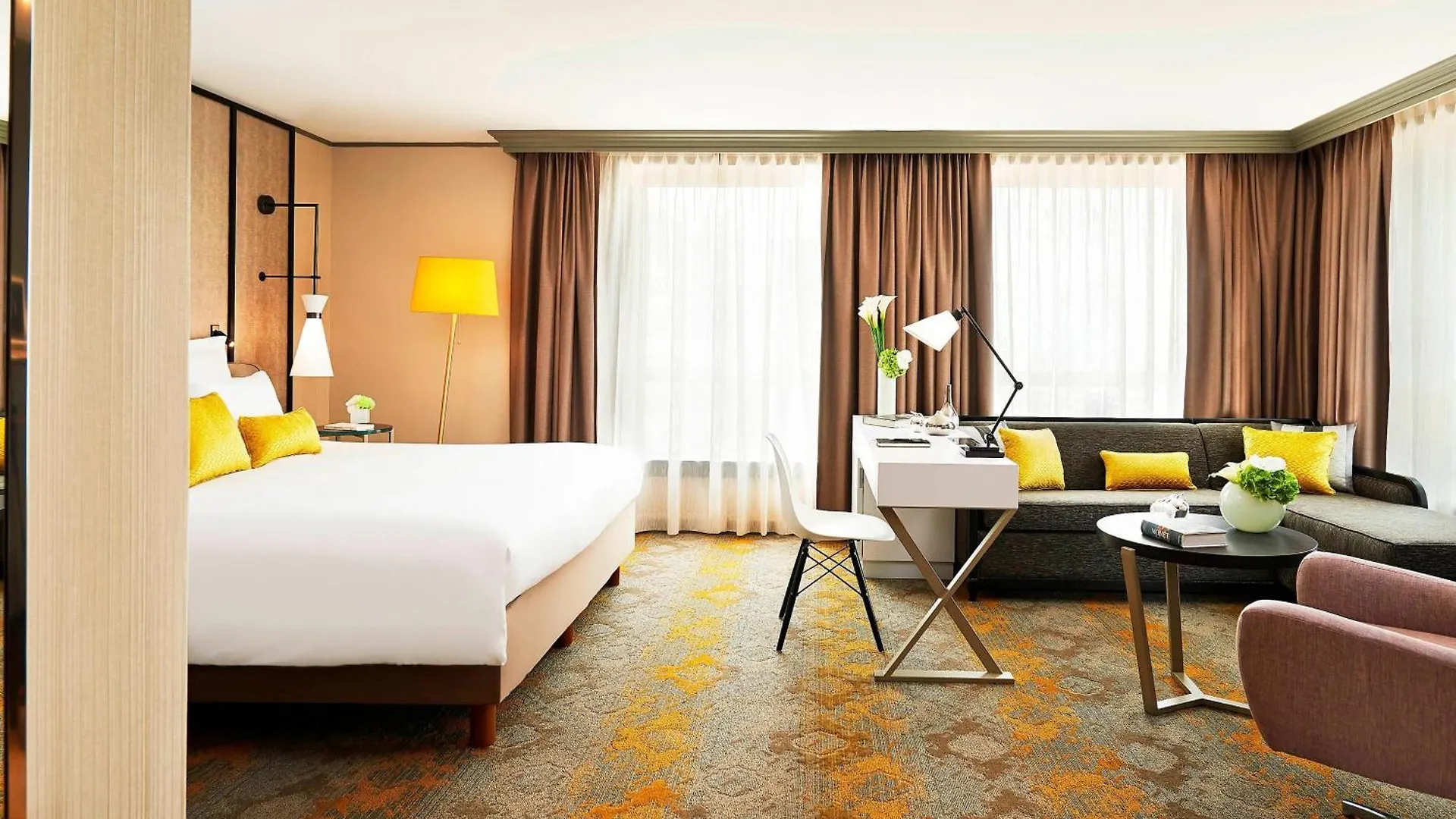 Hotel Renaissance Paris La Defense 4*