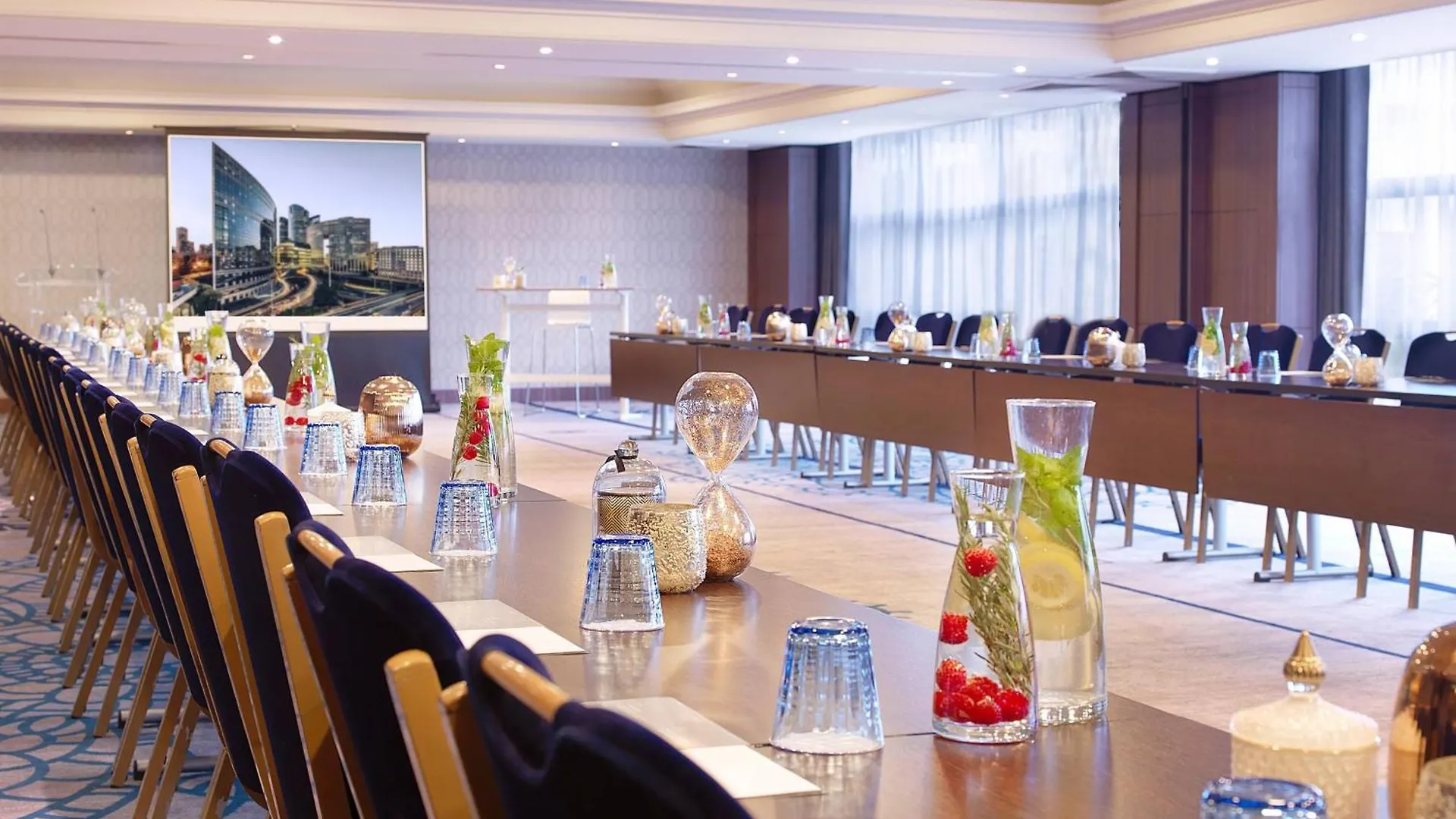 Hotel Renaissance Paris La Defense 4*