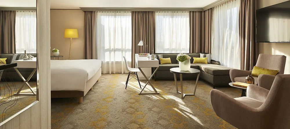 Hotel Renaissance Paris La Defense 4*